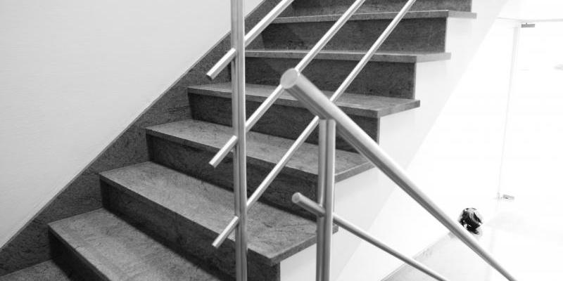 betonnen trap met natuursteen